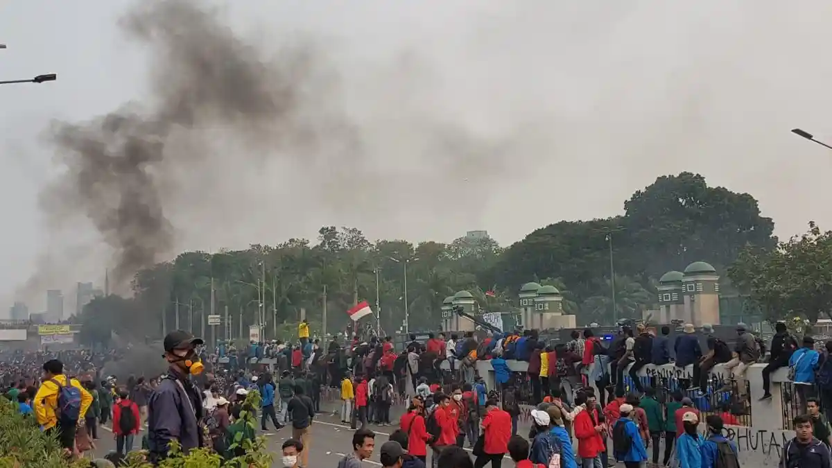 Petang Ini Kepulan Asap Hitam Masih Membumbung Tinggi di Depan DPR