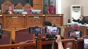 wartakota/NIKITA-NGAMUK-SIDANG-Kericuhan-terjadi-dalam-sidang-dengan.jpg