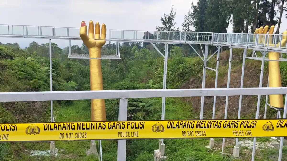 4 Wisatawan Terjatuh 1 Tewas, Jembatan Kaca 'The Geong' Hutan Pinus Limpakuwus Banyumas Ditutup