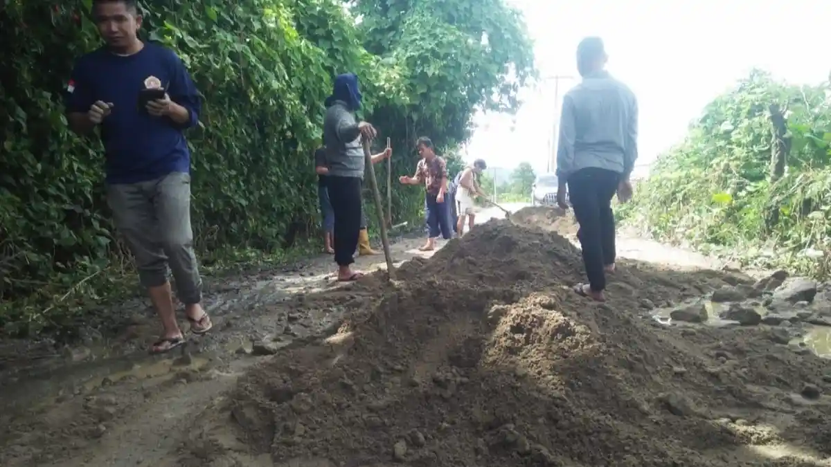 Warga di Desa Sitinjo II Keluhkan Jalan Rusak Kerap Picu Kecelakaan Pengendara