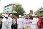 Hadiri Pawai Ogoh-ogoh di Kalimalang Bekasi, Tri Adhianto Gaungkan Harmoni Jelang Nyepi 