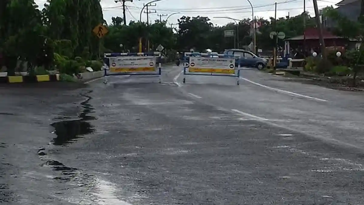 Ruas Jl Lanto Dg Pasewang Jeneponto Tutup, Tak Ada Polisi, Traffic Light Padam - lalin-jepot-tutup_20160203_101136.jpg