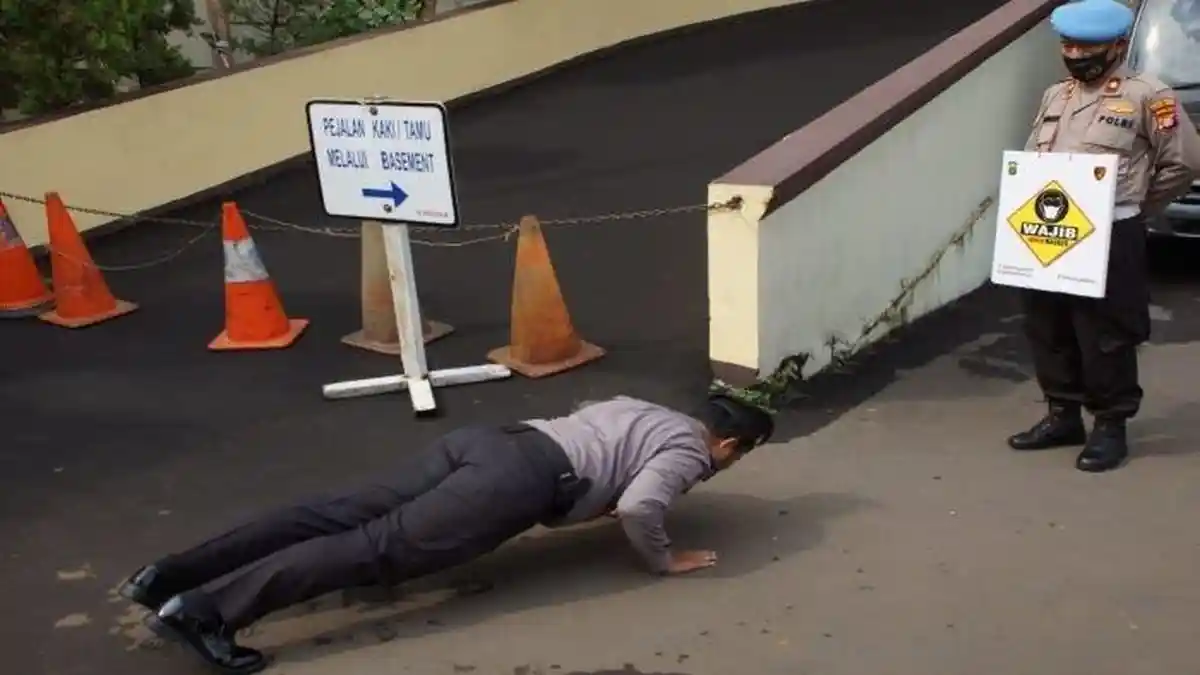 Tak Pakai Masker, Polisi di Jakarta Timur Disuruh Push Up