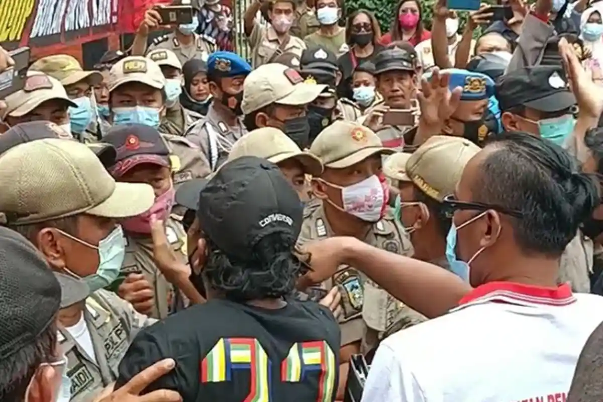 Massa PKL Simpang Lima Gumul Sempat Ricuh dengan Satpol PP di Depan Pendopo Kabupaten Kediri