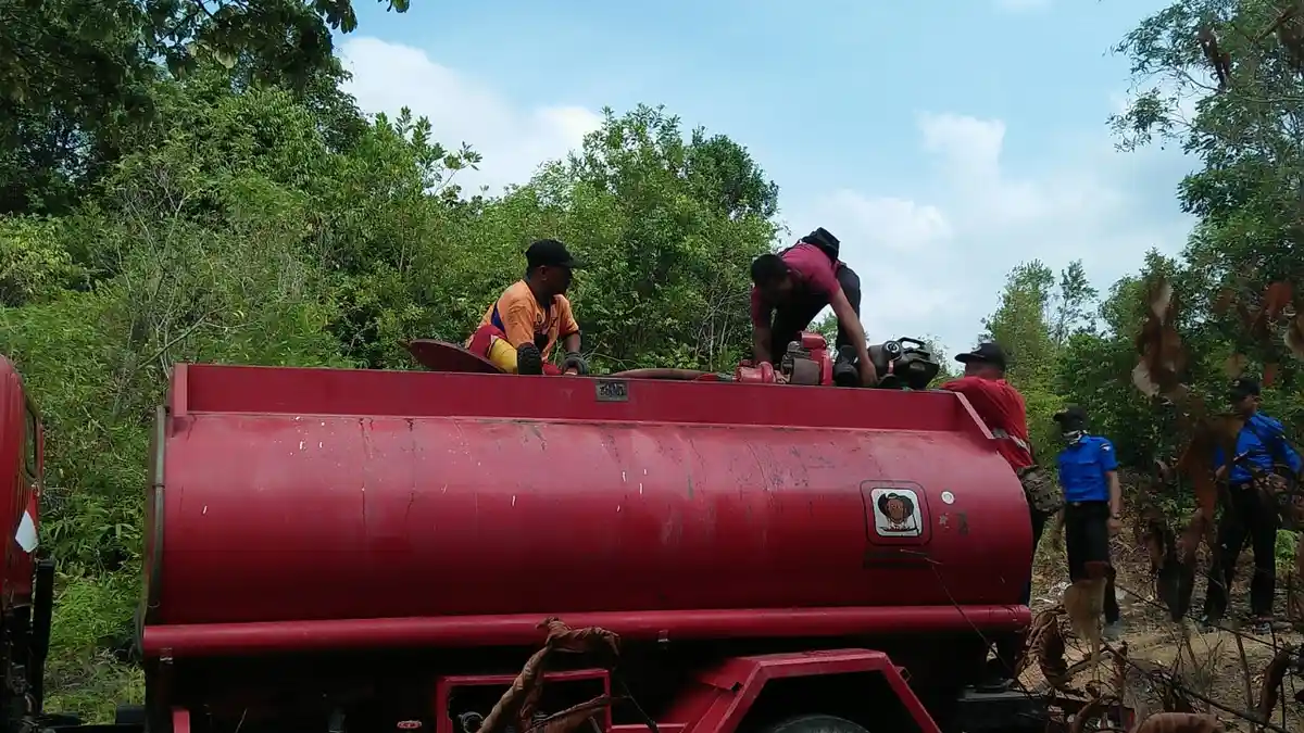 Cegah Kobaran Api Membesar, Petugas Damkar Sempat Kesulitan Nyalakan Pompa Air, Karhutla di Batam