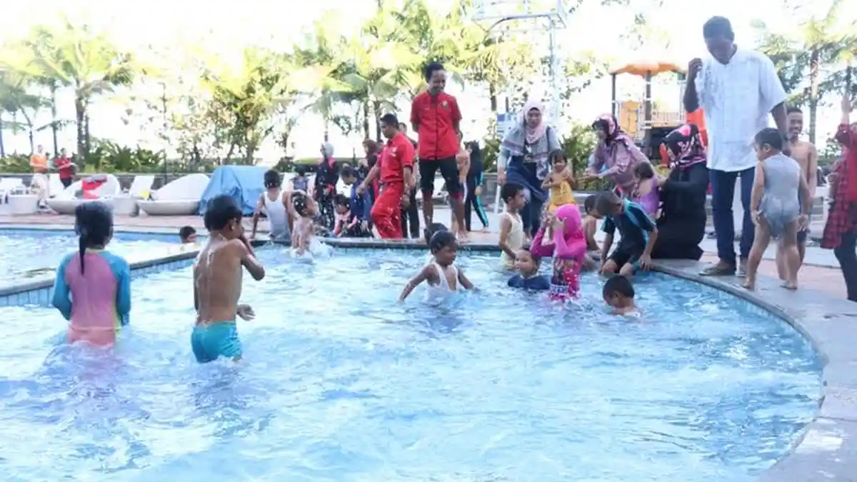 Asyiknya Liburan Sambil Renang di Sky Garden and Pool Grand Clarion Makassar