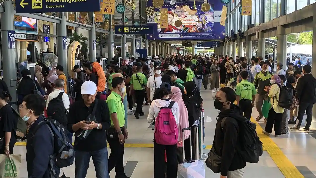 Hari Ini Stasiun Pasar Senen Masih Dipadati Pemudik, Ruang Tunggu Sampai Penuh