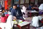 Igit-Hariyatmoko-guru-SMPN-1-Kota-Blitar-sekaligus-pemilik-Sanggar-Lukis-Nirwana.jpg