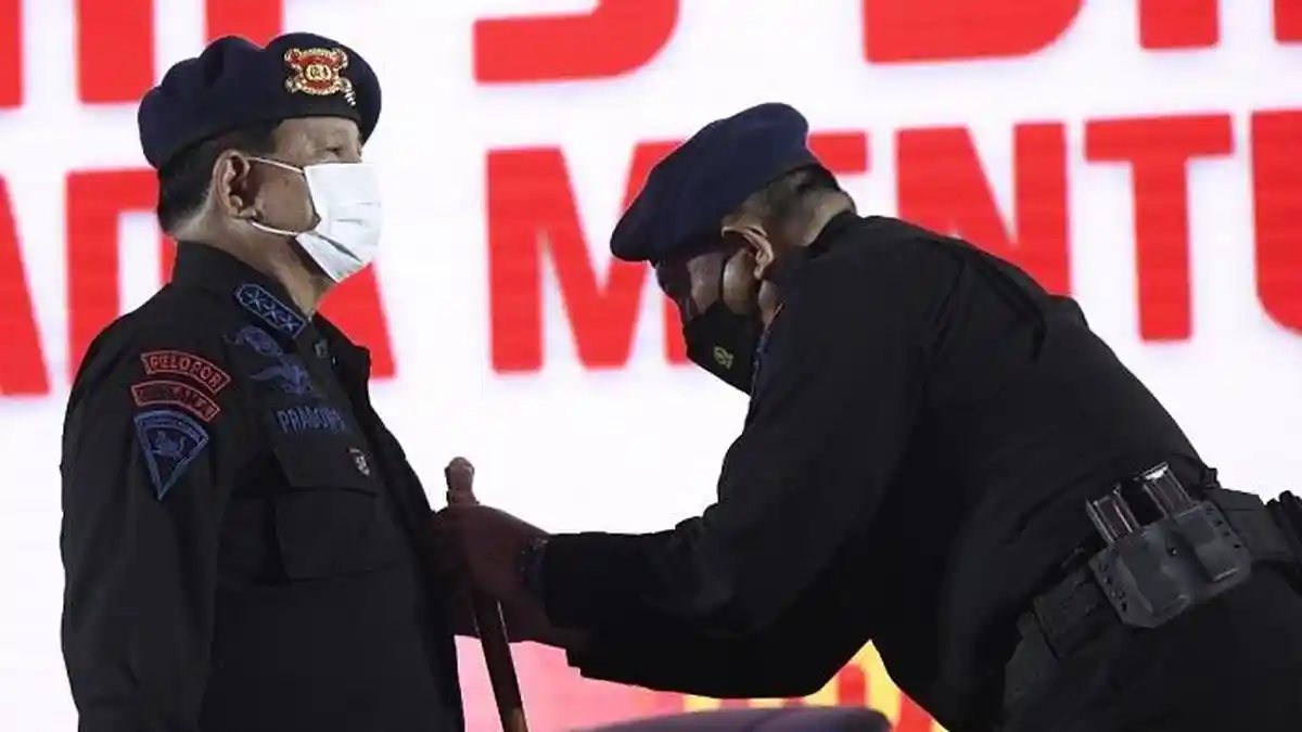 Menhan Prabowo Subianto Dianugerahi Warga Kehormatan Brimob Polri