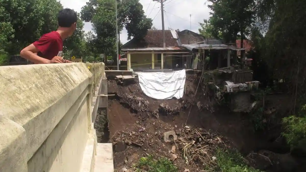 REALTIME NEWS: Sayap Jembatan Ambrol, Rumah Warga Terancam Longsor