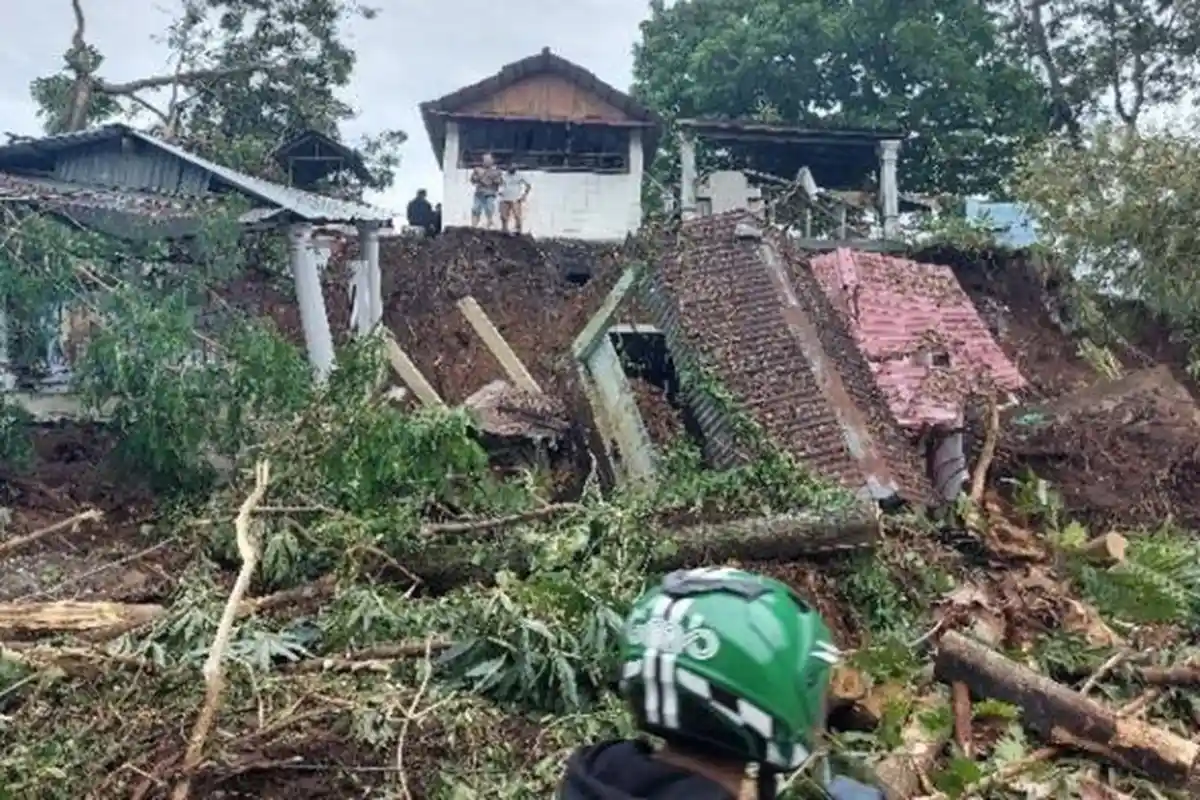 Hujan Lebat dan Banjir di Manado, TPU Longsor hingga Kerangka Muncul ke Permukaan