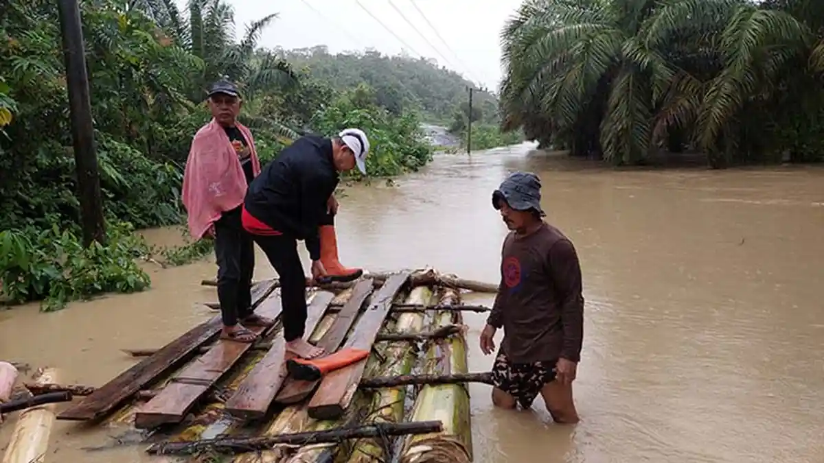 Bupati Aceh Tamiang Harus Empat Kali Naik Rakit ketika Meninjau Kampung Babo