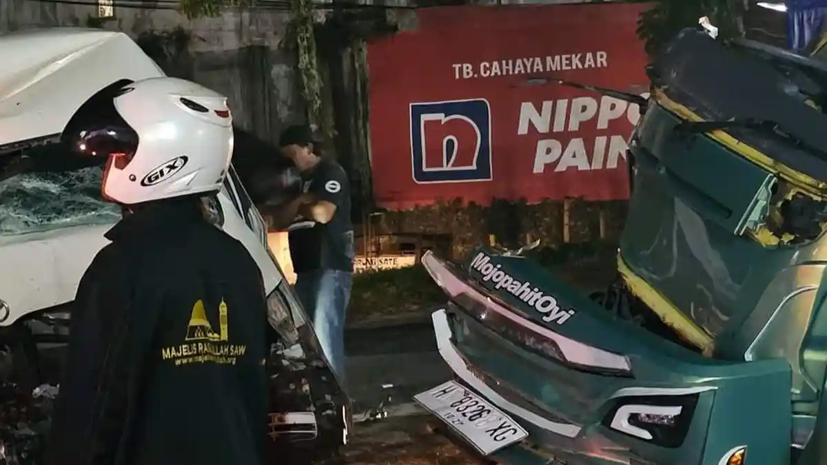 Detik-detik Kecelakaan Adu Banteng Hiace Vs Truk di Wonosobo, 1 Orang Korban Terjepit