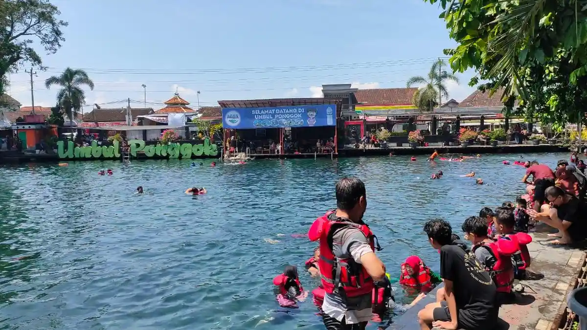 Umbul Ponggok Klaten Dipenuhi Wisatawan Luar Kota