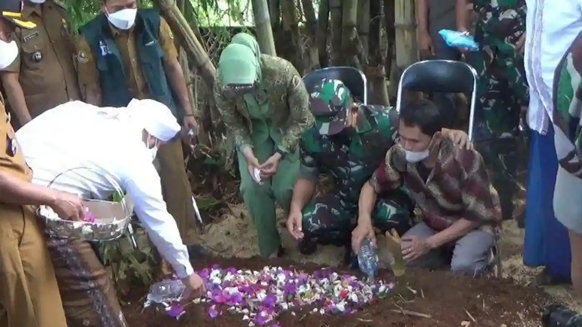 Di Rangkulan Jenderal Dudung, Orang Tua Korban yang Dibuang ke Sungai ...