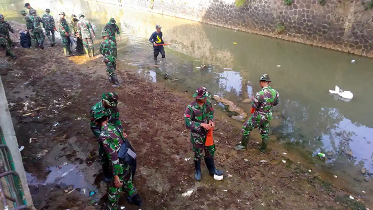 Hari Minggu, Puluhan Ribu Anggota TNI Bersihkan Sungai Citarum