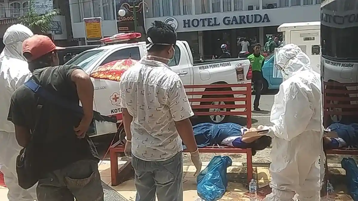 Terbaring Lemas di Pasar Raya Padang, Seorang Wanita Dijemput Tim Medis Pakai APD Lengkap