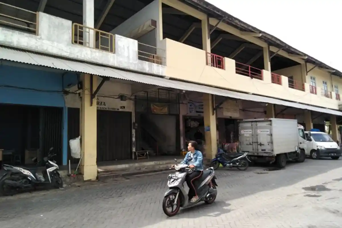 Hotline Semarang : Atap Pasar Dargo Bocor