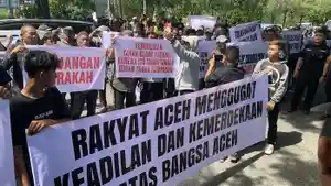 Massa-yang-mengatasnamakan-Rakyat-Aceh-Menggugat-RAM-demo-di-depan-Kantor-Gubernu.jpg