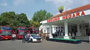 Gedung-Negara-Sumedang-menjelang-pelepasan-95-calon-jemaah-haji-Rabu-1352026-1.jpg