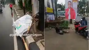 baliho-prabowo-gibran-roboh-buat-pengendara-motor-jatuh.jpg