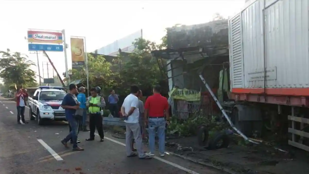 Oleng Setelah Spion Bersenggolan, Truk Trailer Seruduk Rumah Warga di Jombang