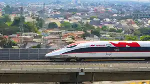 VIRAL-MEDIA-SOSIAL-Kereta-Cepat-Whoosh-berhenti-di-Kopo-Bandung.jpg