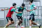 FOKUS-Pemain-Persebaya-menjalani-latihan-di-Kompleks-Stadion-GBT-Selasa.jpg