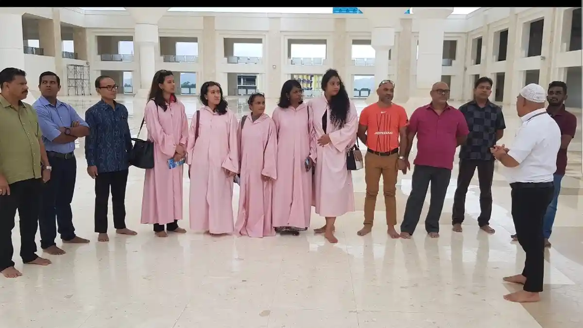Sri Lanka Journalists Enthusiastically Visit Sultan Mahmud Riayat Syah Mosque in Batam