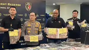 barang-bukti-uang-hasil-judi-online-yang-dikelola-satu-keluarga-di-kawasan-cibinong-bogor.jpg