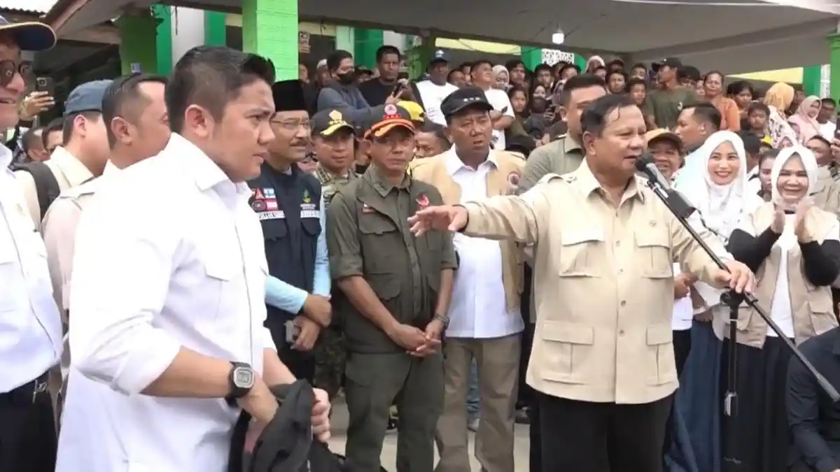 Momen Prabowo Kenalkan Seskab Teddy ke Pengungsi di Langkat: Sekarang Letkol