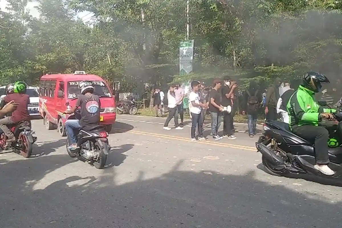 Mahasiswa Unpatti Ambon Bakar Ban, Arus Lalu Lintas Jalan Ir Putuhena Macet