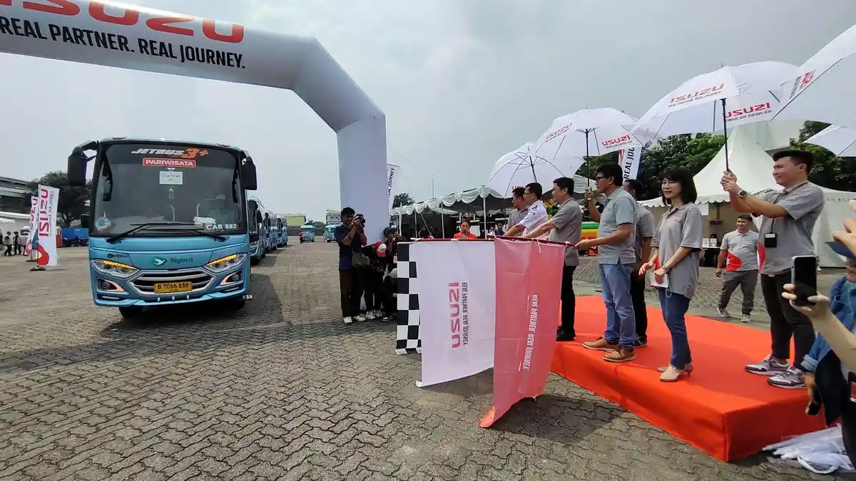 Mudik Gratis Isuzu Berangkatkan Lebih dari 50 Keluarga ke Kampung Halaman