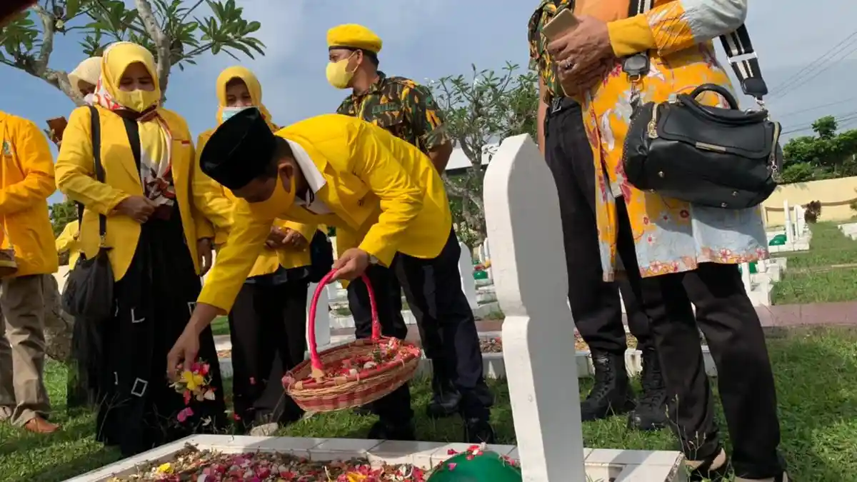 Peringati HUT ke-57 Partai Golkar, Budi Setiawan Pimpin Tabur Bunga di TMP