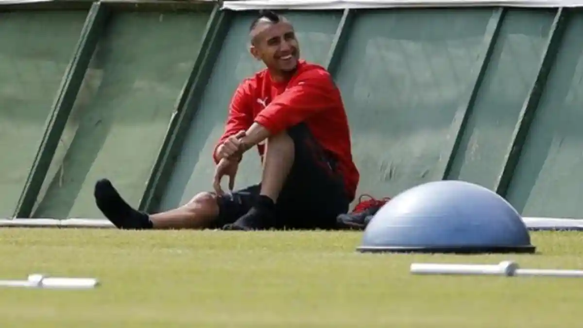 Juventus Latihan, Arturo Vidal Cuma Duduk di Tepi Lapangan