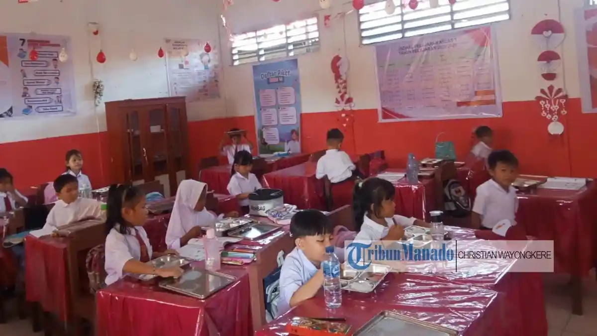 Doa Kristen Sebelum Siswa SD Makan Bersama di Kelas