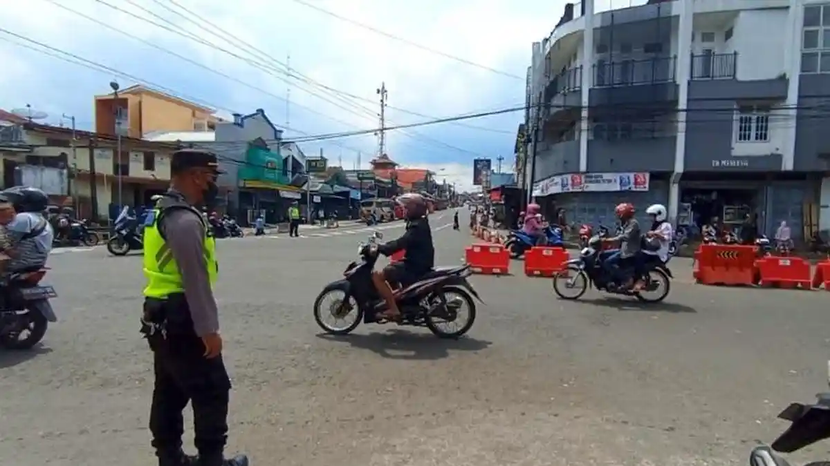 Arus Mudik H-1 Lebaran di Simpang Kertek Wonosobo Terpantau Lancar