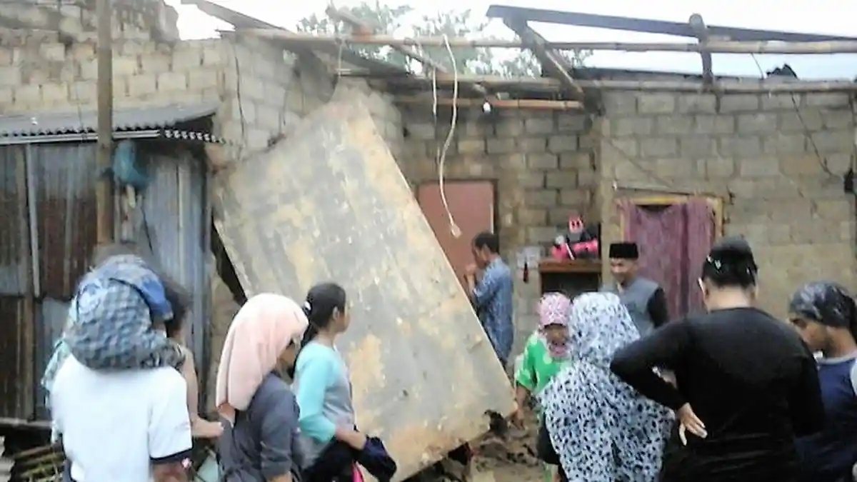 Atap Rumah Terbang, Tembok Roboh Diterjang Puting Beliung di Kabupaten Bogor