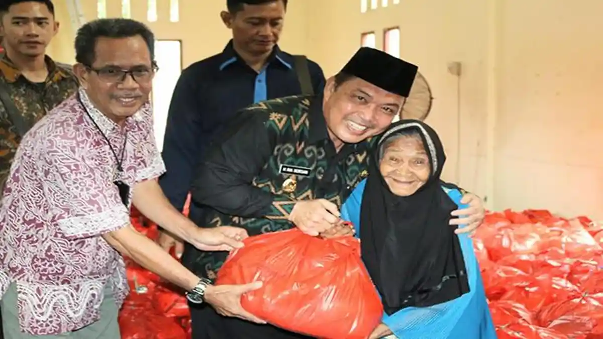 Wagub Kalbar Bagi-bagi 1.300 Paket Sembako di 3 Kecamatan di Mempawah