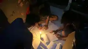 penggusuran-Asrama-tni-anak-anak-belajar-gelap-gelapan.jpg