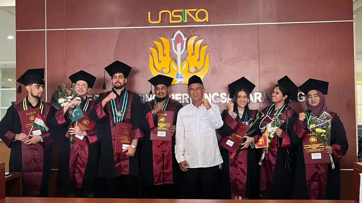 Untuk Pertama Kalinya, Unsika Wisuda 7 Mahasiswa Asing