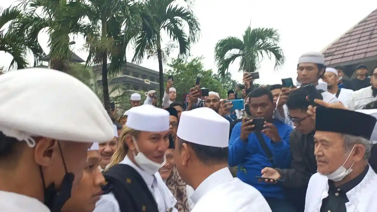 Hadiri Reuni 212, Bahar Smith Terus Melempar Senyum pada Setiap Orang yang Menghampirinya.