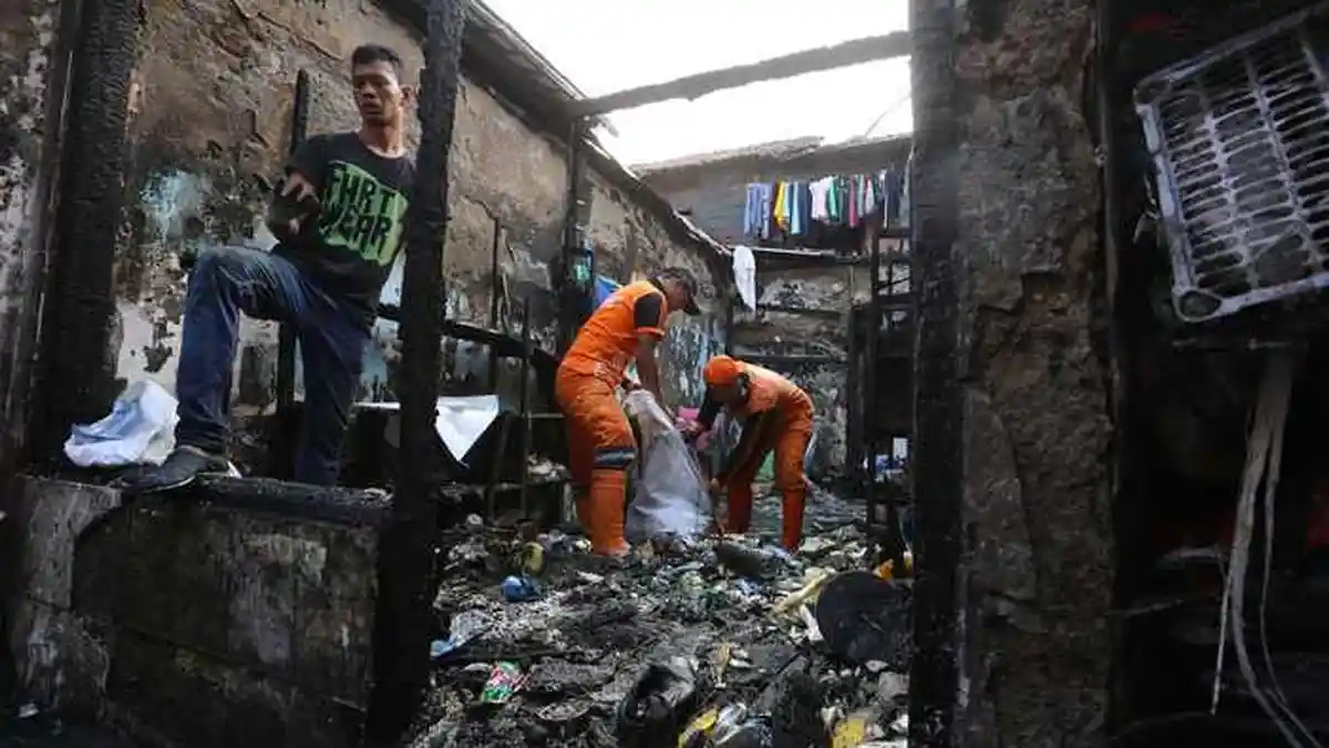 Kebakaran Menteng Tenggulun Sisakan Sampah 66 Meter Kubik