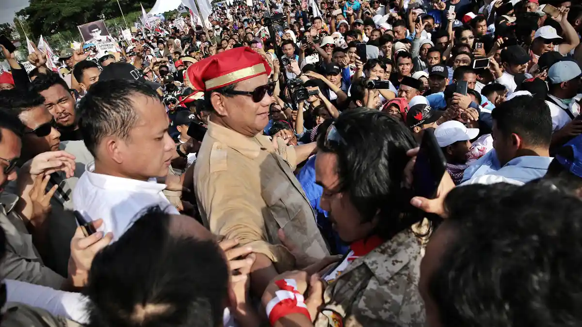 Prabowo Bangga Pendukungnya Bawa Spanduk Karung Beras