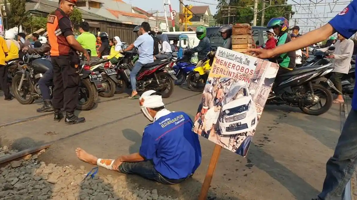 Kemenhub dan PT KAI Tindak Pengendara yang Melanggar di Perlintasan KA