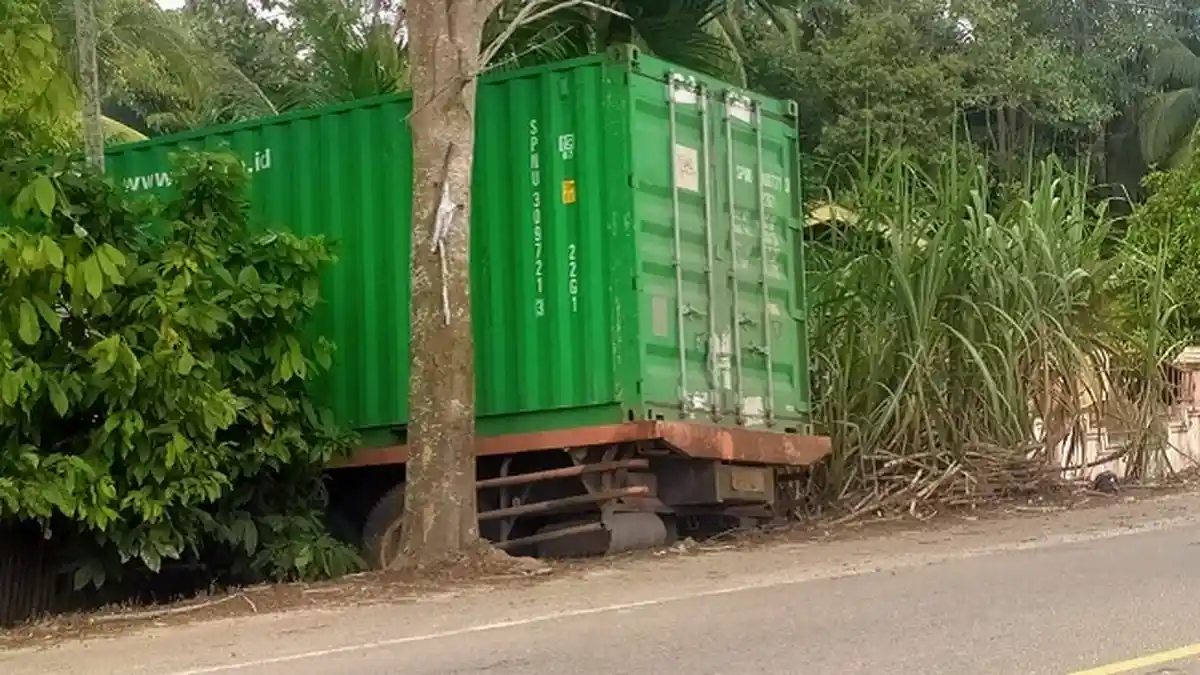 Truk Tronton Terlibat Tabrakan Beruntun, Hantam Fuso dan Grand Livina, Ini Dugaan Penyebabnya