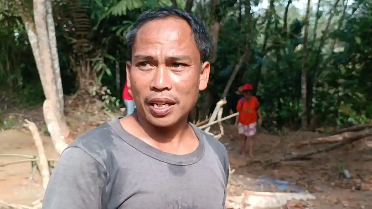 WARGA TAPTENG Cari Bantuan Sembako Hingga ke Adiankoting Taput, Jalan Kaki 4 Jam Lewat Titik Longsor