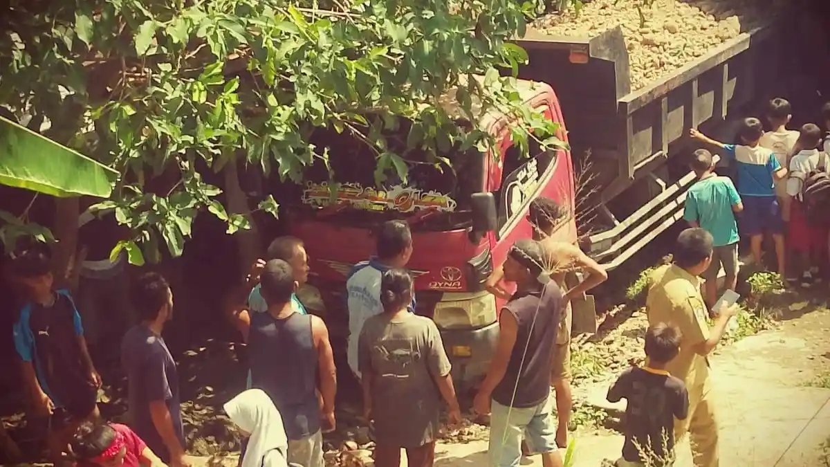 Angkut Material Proyek Motorpol- Totodoku Morotai, Satu Dump Truk Terjun Bebas di Tanjakan Joubela
