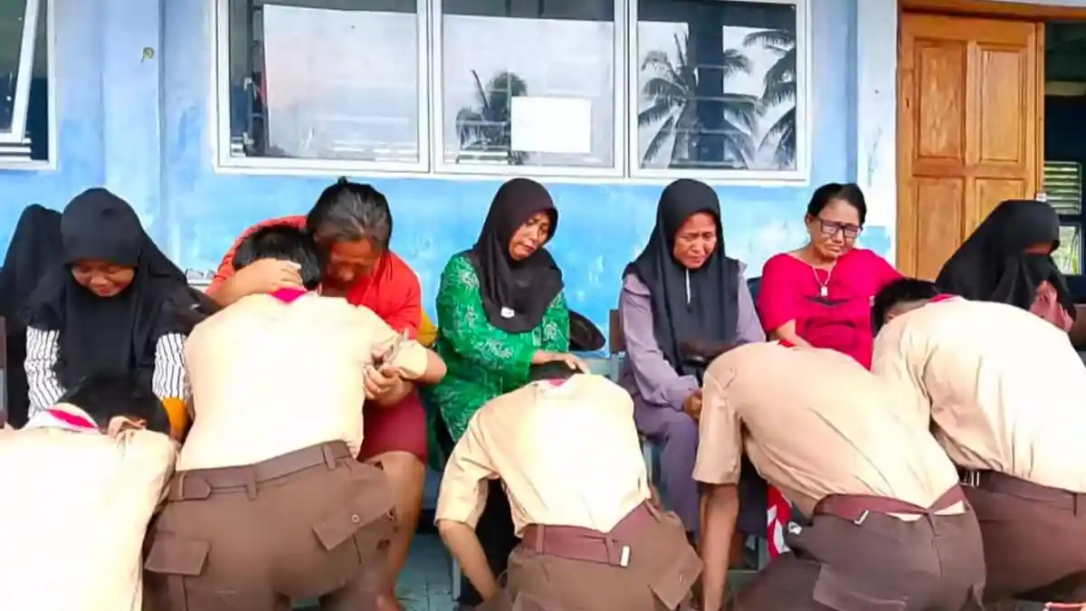 Peserta Pramuka SMAN 1 Kepulauan Posek Akhiri Perkemahan dengan Basuh Kaki Orangtua - Pelajar-SMAN-1-Kepulauan-Posek-Lingga-Kepri-basuh-kaki-orangtua.jpg