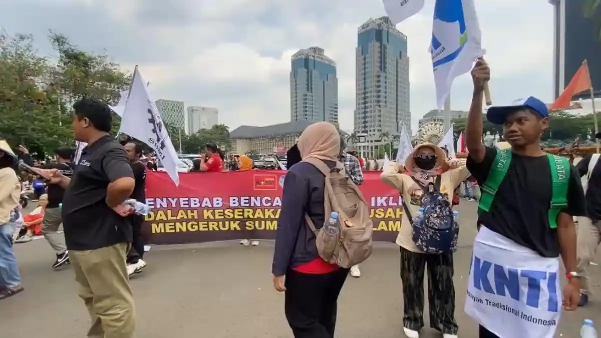 Efek Demo di Depan DPR, Sejumlah Rute Transjakarta Dialihkan Hari Ini, Simak Daftarnya